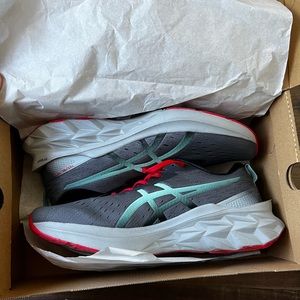ASICS Novablast 2